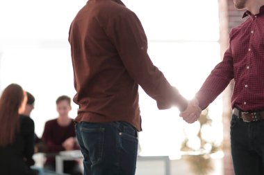 iki erkek arasındaki karşılıklı closeup ben