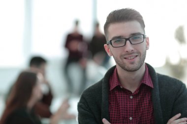 Bulanık arka plan ofisindeki iş kadını