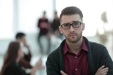 Bulanık arka plan ofisindeki iş kadını