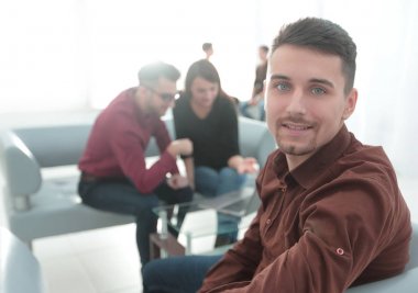 İşletme takımının arka planında çalışan