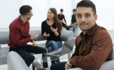 İşletme takımının arka planında çalışan