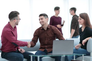 yaratıcı iş ekibi bir müşteri ile çalışıyor