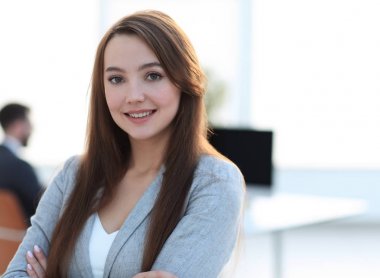 Bulanık arka plan ofisindeki iş kadını