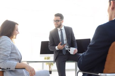 Aletleri kullanan işçiler, çalışma molası.