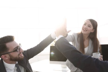 Birbirimizi beş yüksek veren meslektaşları gülümseyen