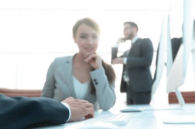 Masasında oturan kadın Danışmanı