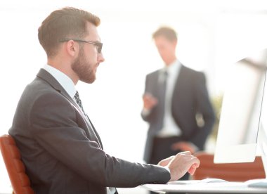 Masasında oturan ciddi iş adamı