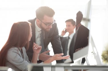 Müdür bir çalışanla konuşuyor.