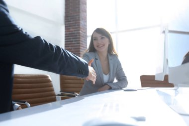 bir el sıkışma için ellerini dışarı uzanan iş ortakları