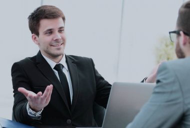 Ticari Direktörü şimdiki piyasaya çıkarma ile çalışan anlatılmaktadır.