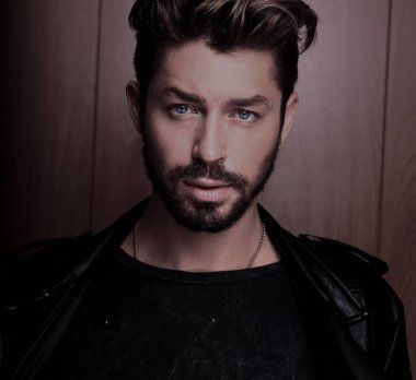 Sakallı yakışıklı emin olgun adam ahşap kahverengi üzerine duruyor