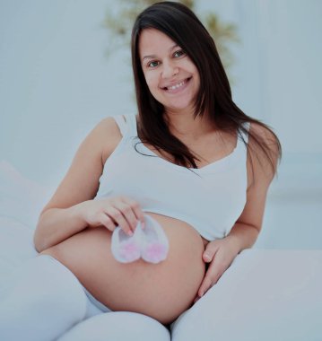 hamile kadın gülümsüyor