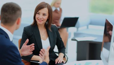 O explaini ise onun meslektaşınla bakarak gülümseyen iş kadını