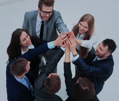 İş adamları kendi elleriyle birlikte bir daire içinde