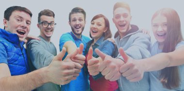 Neşeli bir arkadaş grubu beyaz arka planda izole edilmiş tezahürat yapıyor.