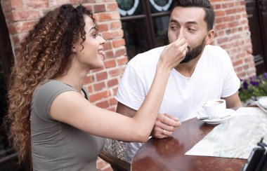 Genç turist yan dışında restoran masada Kahvaltı