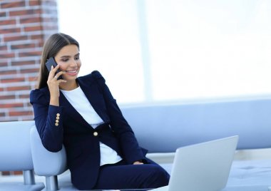 cep telefonu üzerinde konuşurken kadın Yöneticisi
