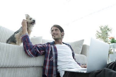 yakışıklı adam kanepede yakın katta oturan çay içiyor