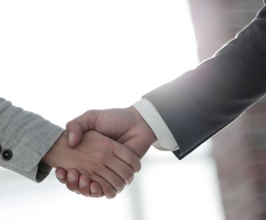 Beyaz arka planda izole edilmiş iş adamları el sıkışıyor