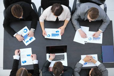 iş takım iş analizi mali grafikleri yürütmektedir