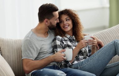 sevgi dolu çift kanepe oturma odasında oturup...