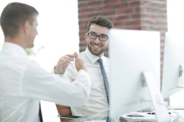 Modern bir ofiste el sıkışma müdürü ve müşterisi