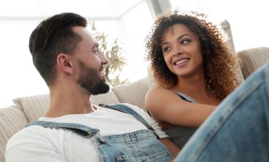 mutlu çift yeni bir dairede rüya.