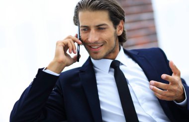 İş adamı akıllı telefondan konuşuyor..