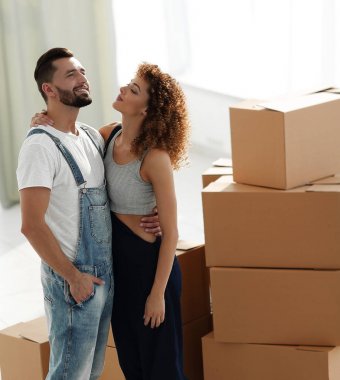 yeni bir daire içinde sevgi dolu genç çift ayakta