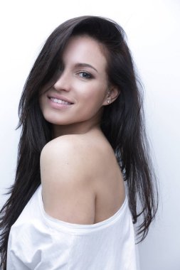 şık bir genç kadının portresi.