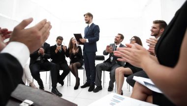 İş ekibi koçu alkışlıyor.