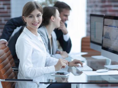 Masada oturan genç bir çalışan.