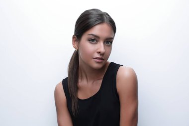 sevimli genç bir kadın portresi