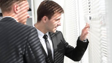 iş adamları pencere ofiste bak