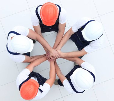 Grup inşaat işçileri ile birlikte sıktı elleri