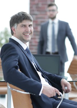 Bir boş toplantı odasında oturan işadamı