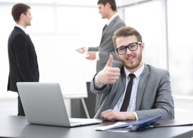 Masasında oturan ve gösterilen Yöneticisi Yaşasın