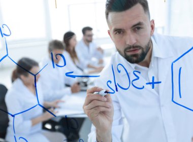 formüllerle çalışma ciddi bir bilim adamı closeup