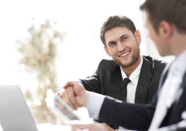 Kapat-up.side view.the karşılıklı iş ortakları masanızda.