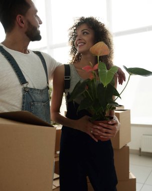 Güzel bir genç çiftin yakın çekim yeni bir ev şeyler taşıyor