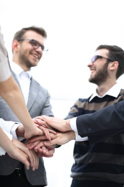 iş arkadaşları ile birlikte yığılmış ellerini