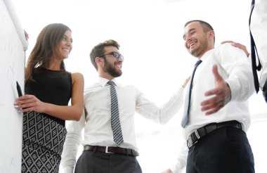 Genç çalışan arkadaşları flipchart fikirlerini olduğunu.