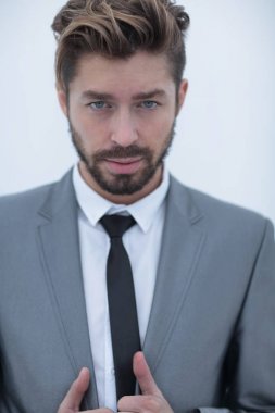 yakışıklı genç gri arka plan üzerinde takım elbiseli