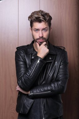 Deri ceketli adam modası, ahşap arka plan