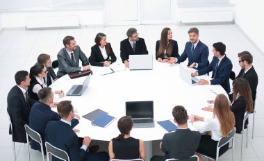 Toplantı odasında iş ortaklarıyla buluşacağım..