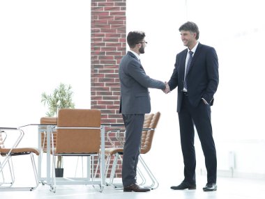 İki iş adamları el ofiste sallamak.