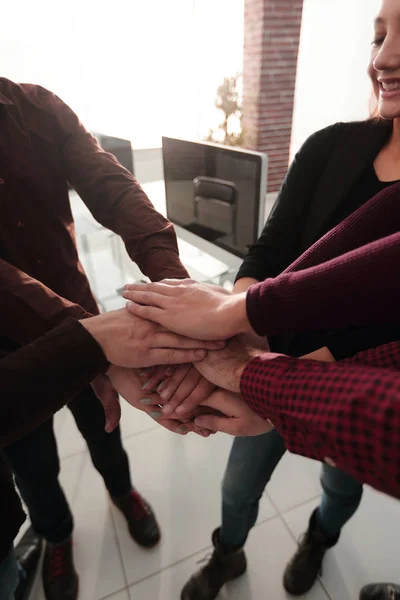 Exitoso equipo de negocios con las manos juntas. — Foto de Stock