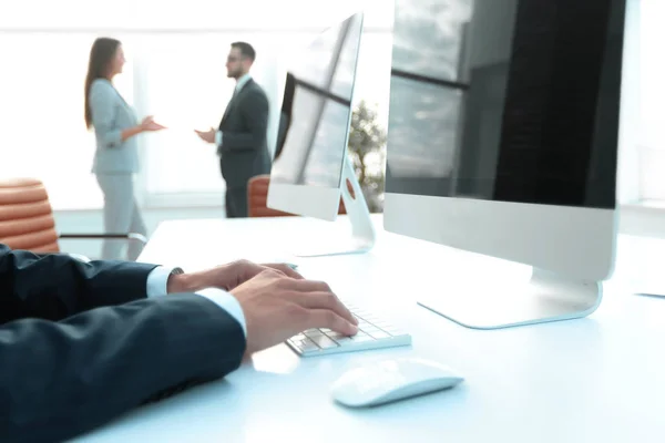 Werknemer is het typen op het computertoetsenbord. — Stockfoto