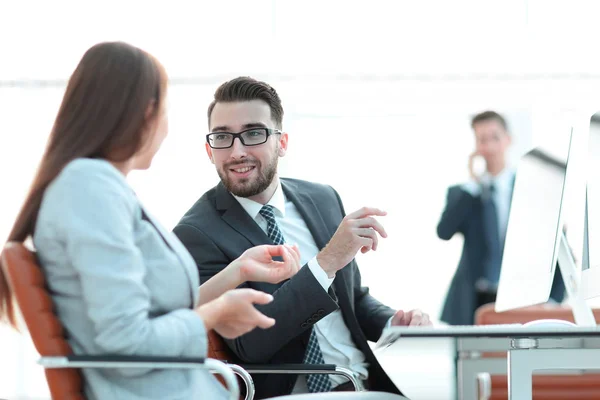 Collègues d'affaires parlant à leur bureau — Photo