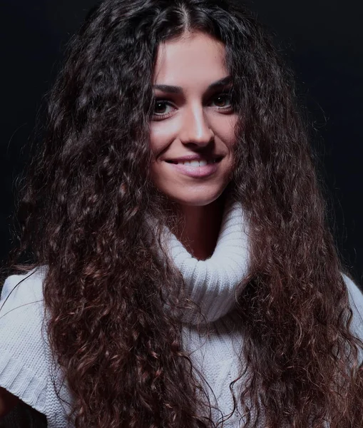 Mulher com beleza cabelo castanho longo posando no estúdio — Fotografia de Stock